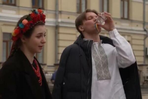 POGLEDAJTE KAKO PROĐU UKRAJINCI KOJI SE SADA VENČAJU: Čim su obavili FORMALNOST, odmah su uradili OVO! (FOTO)