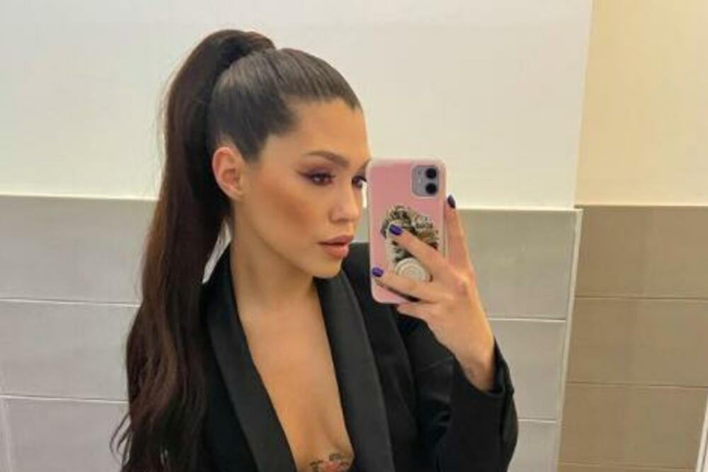 BRADAVICE SE KROZ HALJINU OCRTALE DO MAKSIMUMA, LAKOVANE ČIZME ISTAKLE BUTINE! PROVOKACIJOM DIGLA PRITISAK! (FOTO)