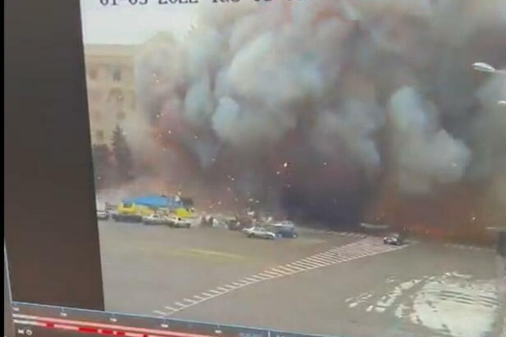 POGLEDAJTE SNIMAK STRAVIČNE EKSPLOZIJE U HARKOVU! Zgrada ostala u crnom dimu nakon napada RUSA (VIDEO)