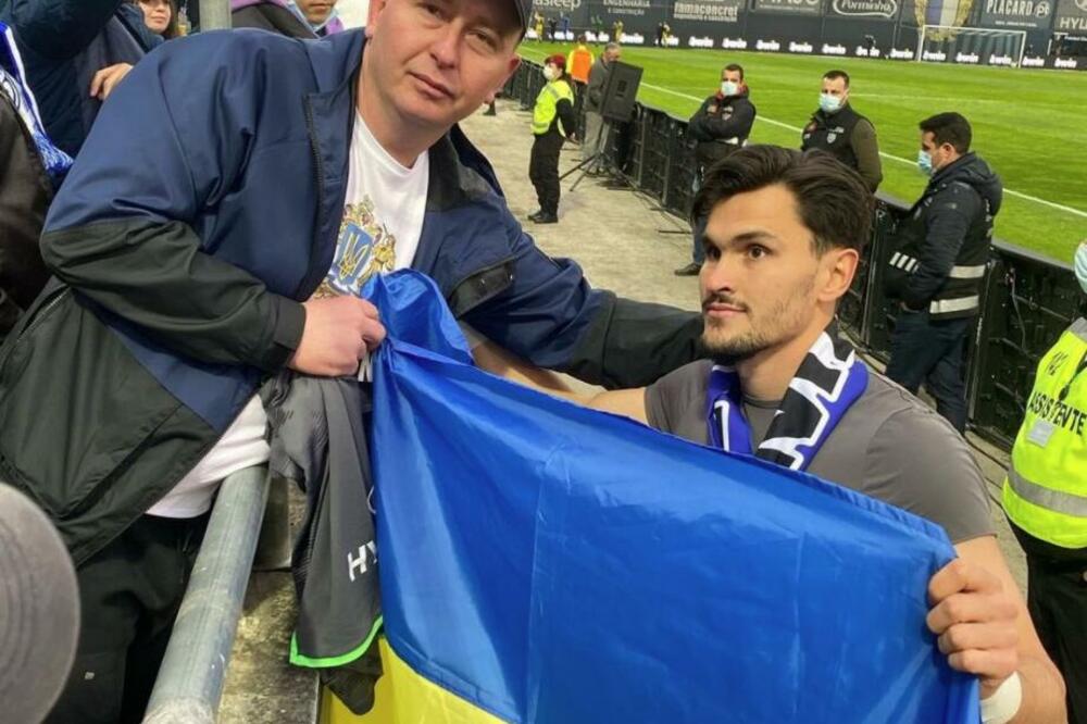 ŠOK! RUS proslavio pobedu sa zastavom UKRAJINE, svi gledaju u NEVERICI! (FOTO)