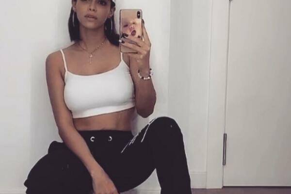 UZBUDIM SE ČIM VIDIM OVO U OGLEDALU: Ova manekenka je previše EROTIČNA, ŠOKIRALA SVE "PRLJAVŠTINAMA" (FOTO)