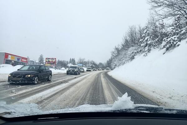 VOZAČI, BUDITE OPREZNI: Vodite računa zbog POLEDICE i MAGLE, evo na kojim putevima ima SNEGA!