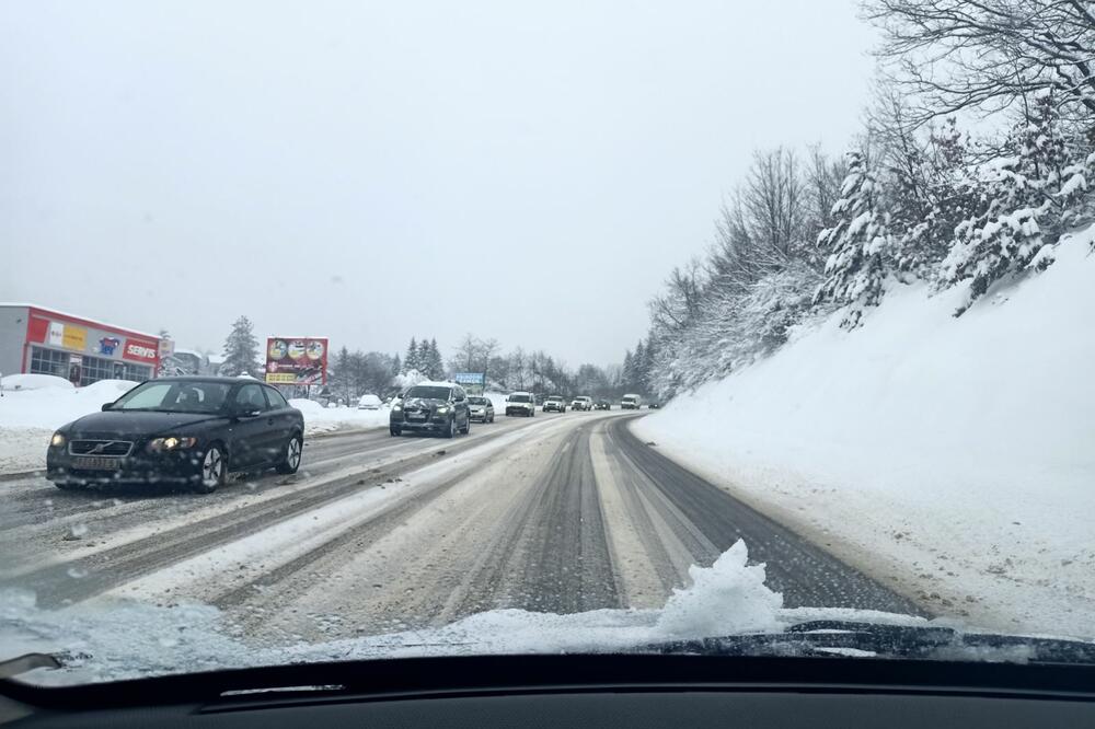 VOZAČI, BUDITE OPREZNI: Vodite računa zbog POLEDICE i MAGLE, evo na kojim putevima ima SNEGA!