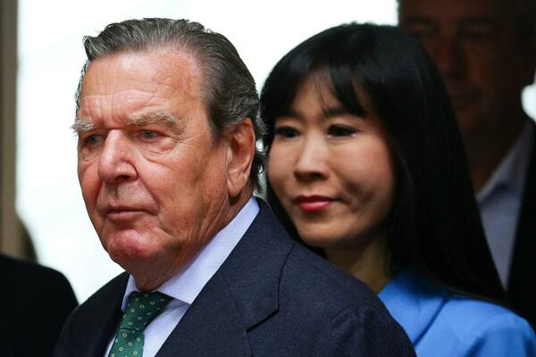 ŠREDER U PROBLEMU ZBOG ODNOSA SA RUSIJOM: Nemački univerzitet zatražio da se ODREKNE počasnog doktorata!