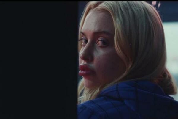 POPULARNA GLUMICA KRENULA DA SNIMA FILMOVE ZA ODRASLE, A ZBOG NJENIH VELIKIH ****, SVI JE PROZIVAJU