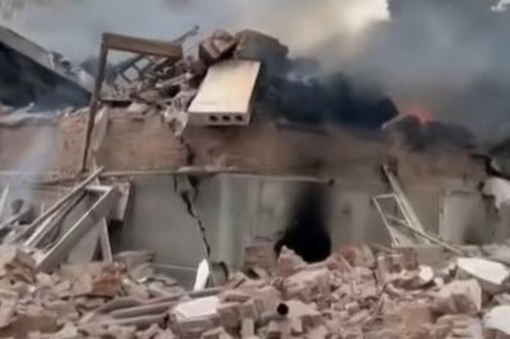 POTRESNE SCENE! Spasioci pretražuju ruševine GRANATIRANOG područja u HARKOVU (FOTO/VIDEO)