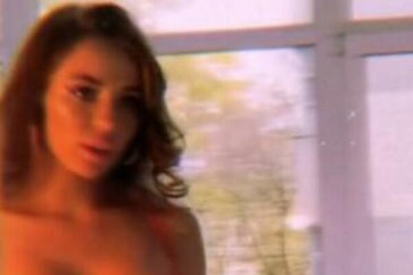 EKSPLICITNI SNIMAK RUSKINJE KRUŽI MREŽAMA: Golotinjom skrenula pažnju sa RATA, ZAVRŠIĆETE U BOLNICI NAKON OVOGA!