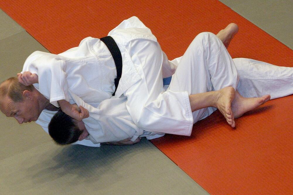 PUTIN PRIZNAO ŠTA BI VOLEO DA NAUČI DA RADI! U pitanju su određene ŽENSKE VEŽBE! (FOTO)