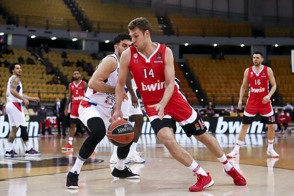 VEZENKOV IGRA SVOJU NAJBOLJU KOŠARKU: Bugarin proglašen za najboljeg u mesecu novembru!