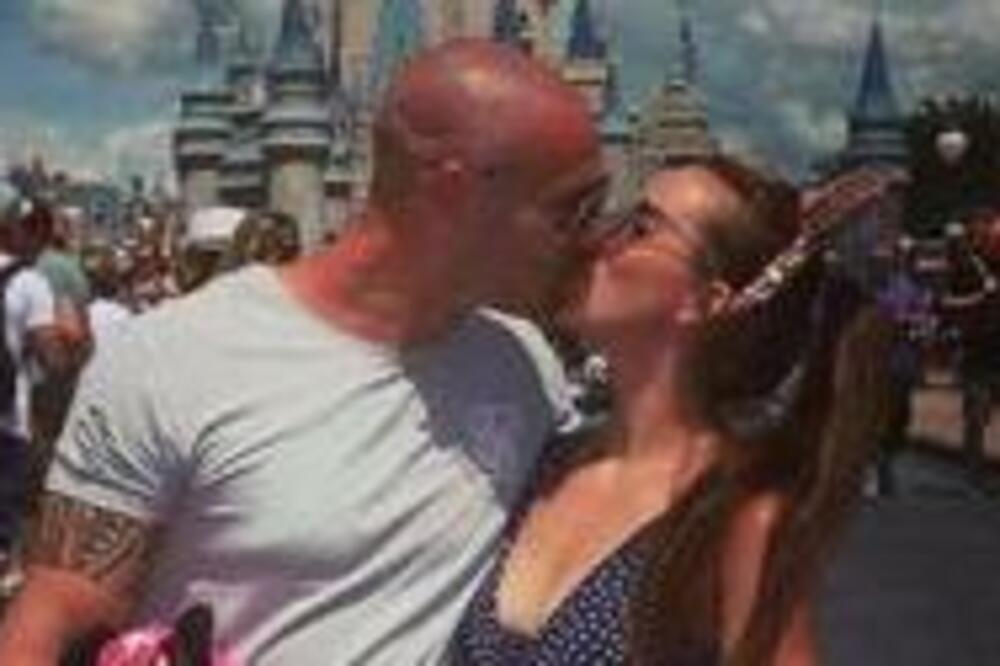 BATALILA JE ŠKOLOVANJE ZBOG OVOG POSLA: Zbog onog što RADI SVOM MUŠKARCU, SADA JE RAZAPINJU