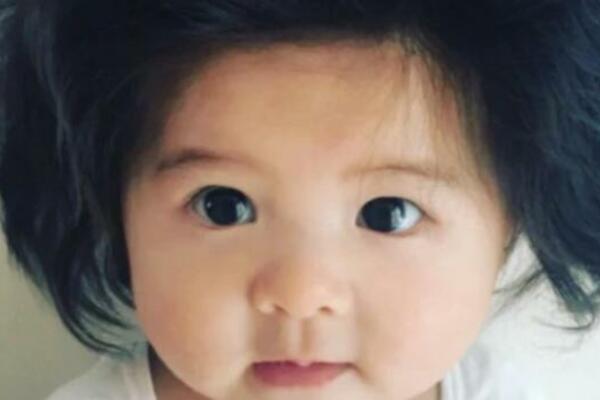 SEĆATE LI SE BEBE SA NAJLUĐOM FRIZUROM KOJU STE IKAD VIDELI? Sada je porasla, i potpuno je NEPREPOZNATLJIVA