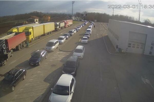 GUŽVE I KOLONE OD RANOG JUTRA: Evo gde se najduže čeka, preporuka je ne putovati kad su VISOKE TEMPERATURE!