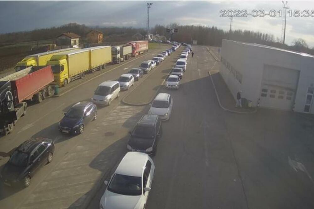 GUŽVE I KOLONE OD RANOG JUTRA: Evo gde se najduže čeka, preporuka je ne putovati kad su VISOKE TEMPERATURE!