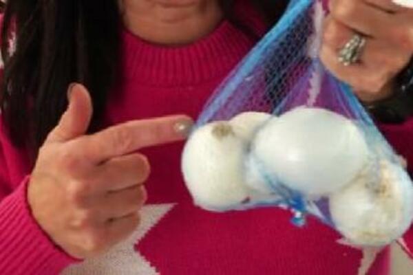 NI SLUČAJNO NEMOJTE DA BACATE MREŽASTE VREĆICE OD VOĆA I POVRĆA: Čiste POSUĐE bolje od SUNĐERA, evo i KAKO (VIDEO)