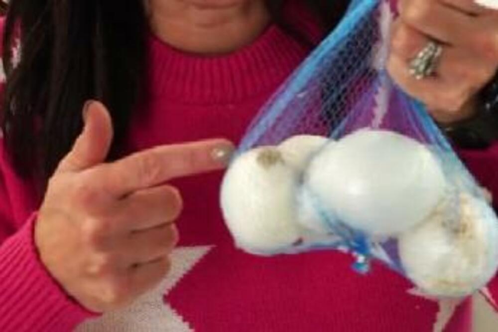 NI SLUČAJNO NEMOJTE DA BACATE MREŽASTE VREĆICE OD VOĆA I POVRĆA: Čiste POSUĐE bolje od SUNĐERA, evo i KAKO (VIDEO)