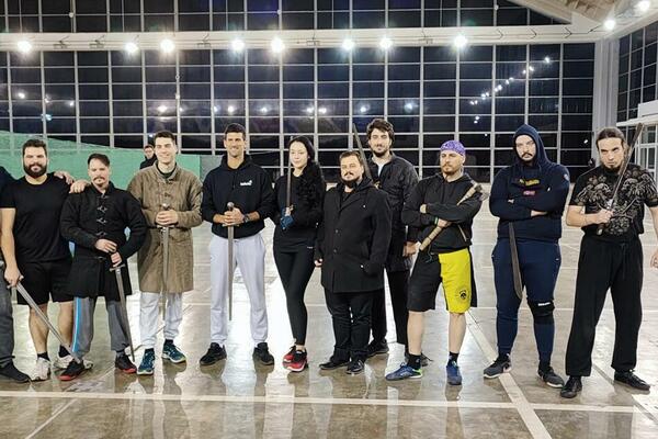 ĐOKOVIĆ U BEOGRADU! PROVEO DAN NA NEOBIČNOM MESTU! ONI SE ZAISTA LEMAJU SEKIRAMA I MAČEVIMA - POKLONILI SE NOVAKU!