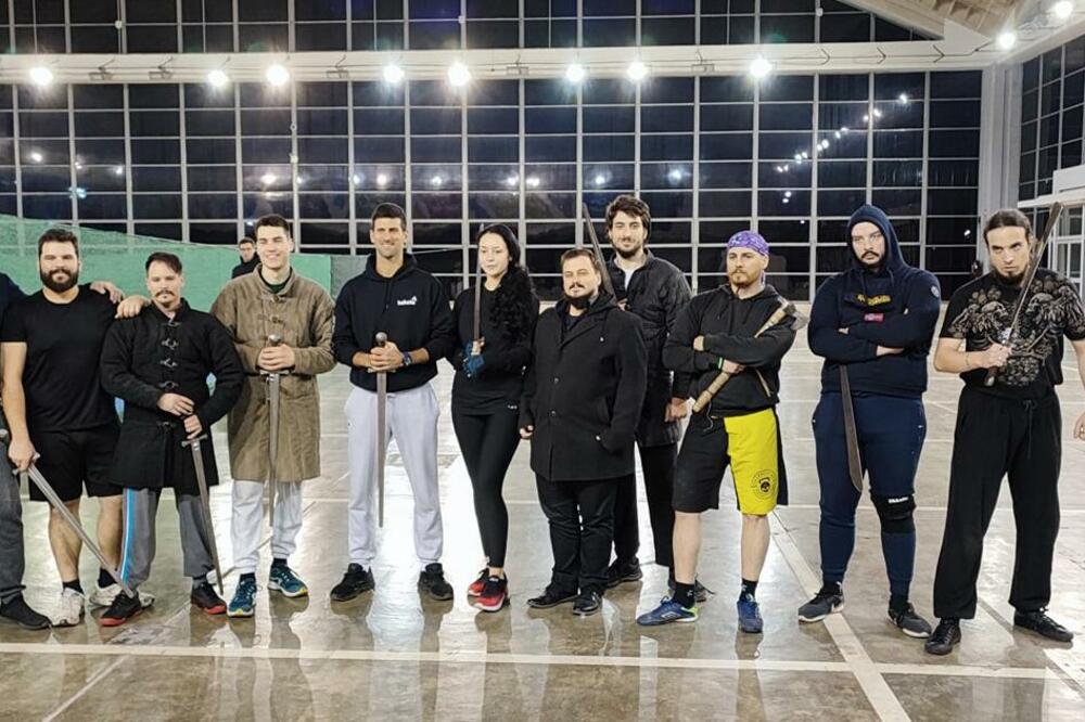 ĐOKOVIĆ U BEOGRADU! PROVEO DAN NA NEOBIČNOM MESTU! ONI SE ZAISTA LEMAJU SEKIRAMA I MAČEVIMA - POKLONILI SE NOVAKU!