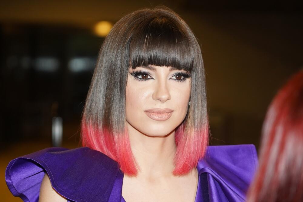 SARA JO U SUZAMA ZBOG JEZIVOG MASOVNOG UBISTVA U OSNOVNOJ ŠKOLI: Pevačica izjavila saučešće