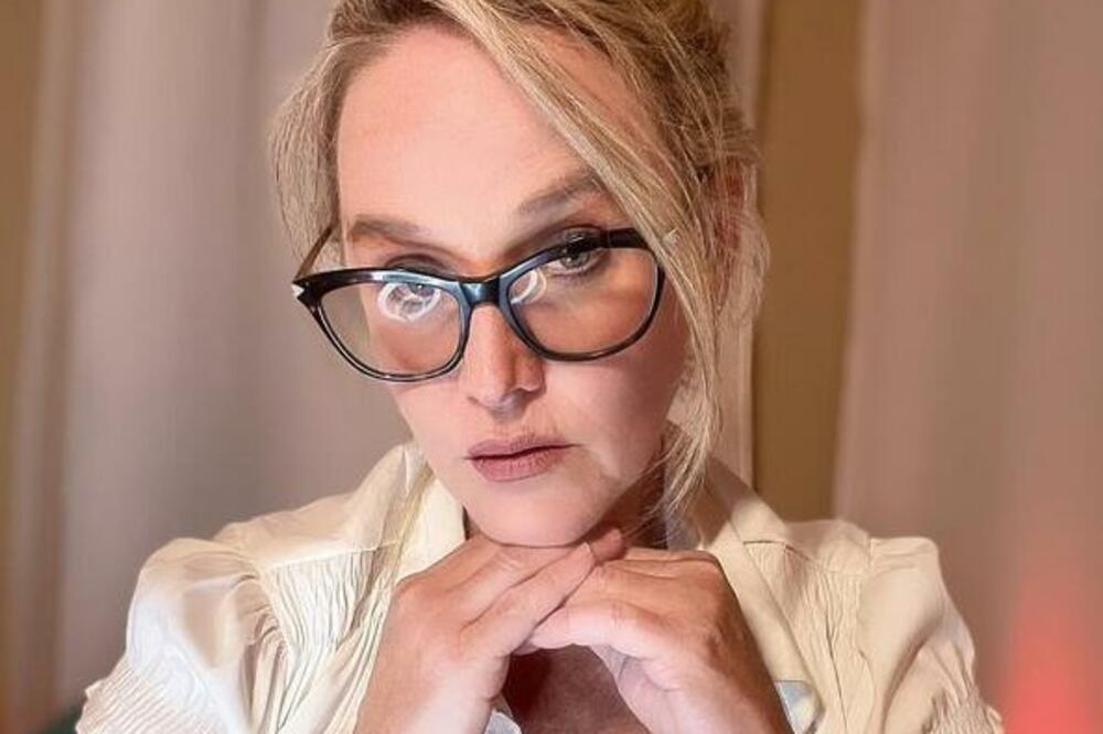 OVA UČITELJICA ĆE SKINUTI SVE SA SEBE ČIM JOJ TO KAŽETE: Zbog ovog što ima NA SEBI, PLAĆAJU JOJ MILIONE (FOTO)