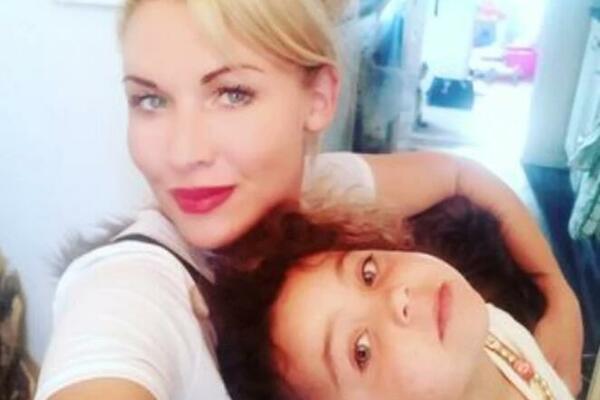 "SVOJU ĆERKU TERAM DA RADI OVO 14 SATI NA DAN": Majka RAZBESNELA javnost, još se i HVALI S TIM!