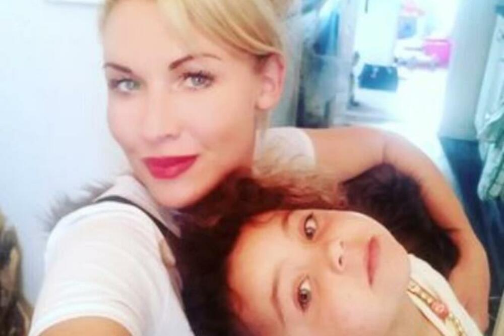 "SVOJU ĆERKU TERAM DA RADI OVO 14 SATI NA DAN": Majka RAZBESNELA javnost, još se i HVALI S TIM!