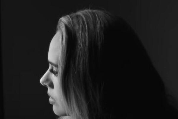 PONOVO SE OPIJA: Čuvena pevačica NE MOŽE bez poroka, PIJE KAO SMUK!