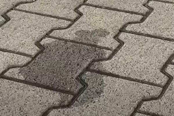 3 JEDNOSTAVNA TRIKA ZA SKIDANJE MRLJA: Evo kako ukloniti fleke MOTORNOG ULJA