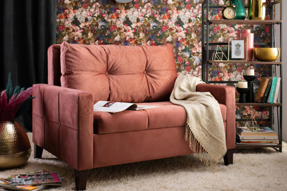 Kupio je staru, zapuštenu sofu i čuo je unutra čudan zvuk: Kad ju je otvorio našao je ogromno bogatstvo, a onda...