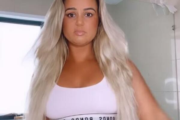 JEDINA POKAZALA GUZU U "NEOBRAĐENOM" STANJU: Okrenula je prema KAMERI, POGLEDI SU SE ZADRŽALI NA OVOJ STVARI