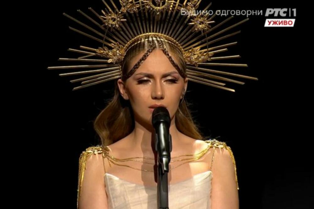 MIRNOJ ZORJI PRORADILA VATRENA STRANA! SAMO FLASTERI PREKO GRUDI, A NA TELU MREŽA: Šokirala IMIDŽEM! (FOTO)