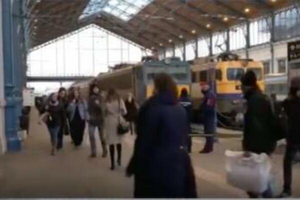 U MAĐARSKU STIGLO OKO 120.000 IZBEGLICA IZ UKRAJINE: Na tom putu rođena i BEBA