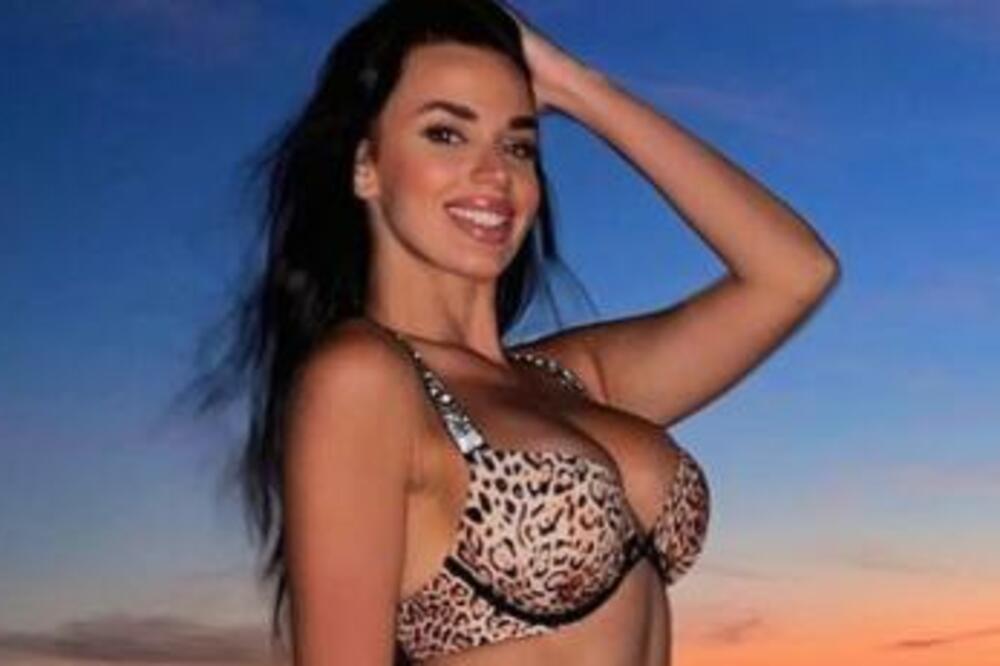 DIGLA NOGE PA POKAZALA SVE SVOJE PREDNOSTI: Njene GOLE SLIKE STE VEĆ VIDELI, ovo je samo DODATAK! (FOTO)