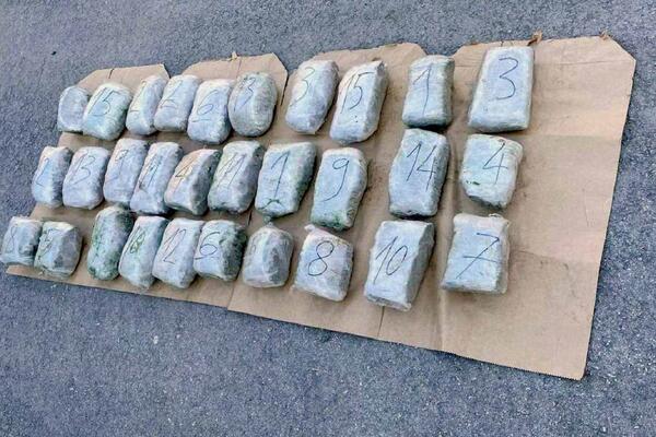 HTELI DA PROKRIJUMČARE 15 KILA MARIHUANE NA PRELAZU GOSTUN: Carinici sprečili pokušaj!