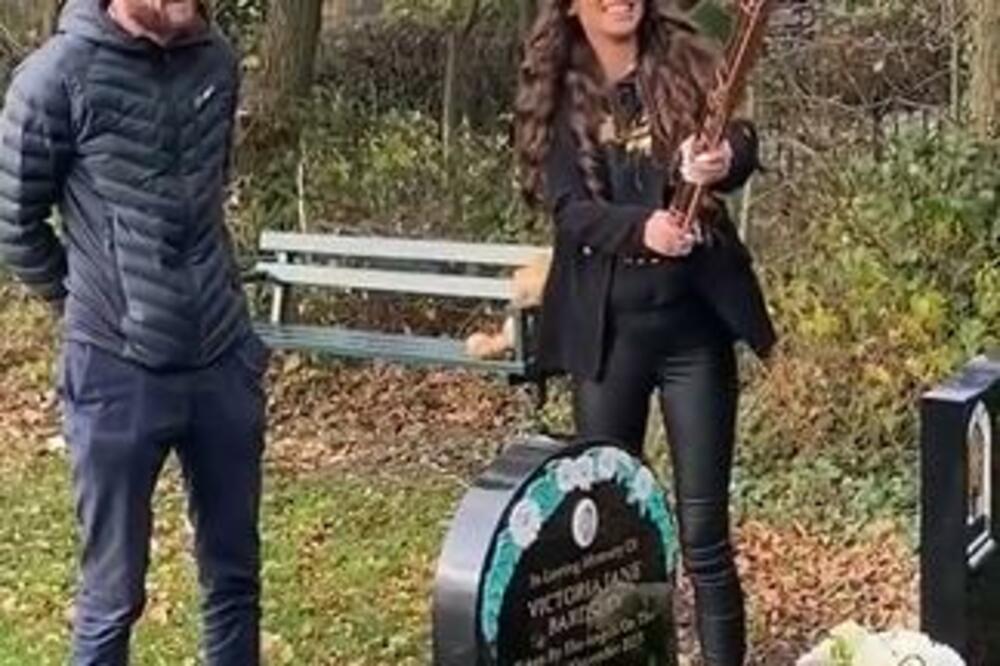 OVAJ PAR URADIO JE NA GROBLJU NAJMORBIDNIJU STVAR IKAD: I MRTVI bi se "krstili" na ovo (VIDEO)