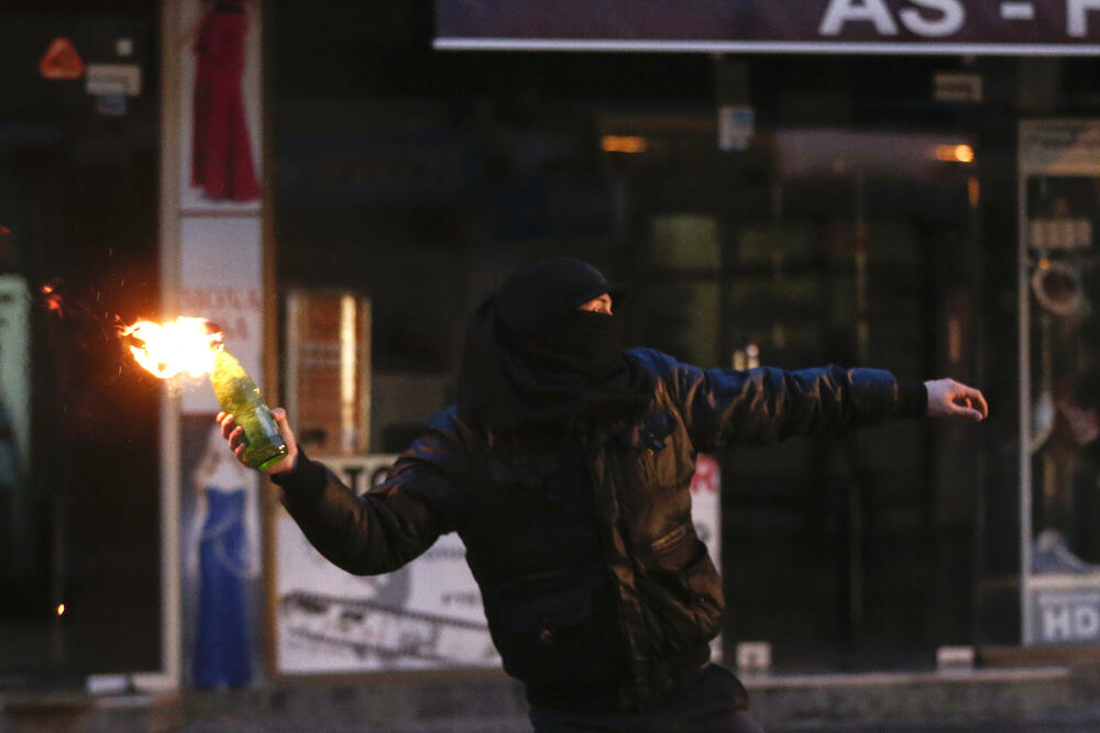 KAMERE SNIMILE MUŠKARCA KOJI JE BACIO MOLOTOVLJEV KOKTEL NA POZNATI HOTEL U BEOGRADU: Inspektori istražuju slučaj
