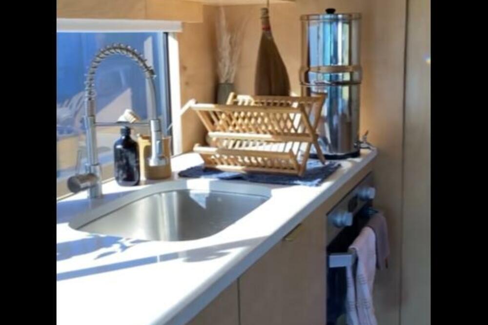 BILI PUNI K'O BROD, ŽIVELI KAO ROKFELERI, A SADA... Kada vidite uslove u KOJIMA SADA ŽIVE ŠLOGIRAĆETE SE! (VIDEO)