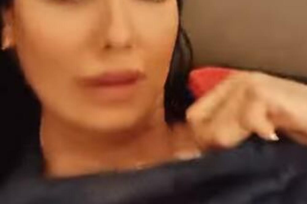 PRIVATNI VIDEO TANJE SAVIĆ GLEDA SE I NE VERUJE: SPUŠTA MAJICU SEVAJU GRUDI, IZ NEDARA ISKAČE ČUPAVO ČUDO! (VIDEO)