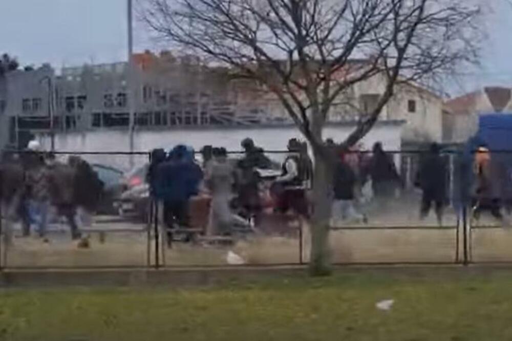 OPŠTI HAOS U CRNOJ GORI! SPAŠAVAJ SE KO MOŽE! LETELE KAMENICE I STOLICE! PALILE SE BAKLJE! GOLMAN DOBIO PO GLAVI!