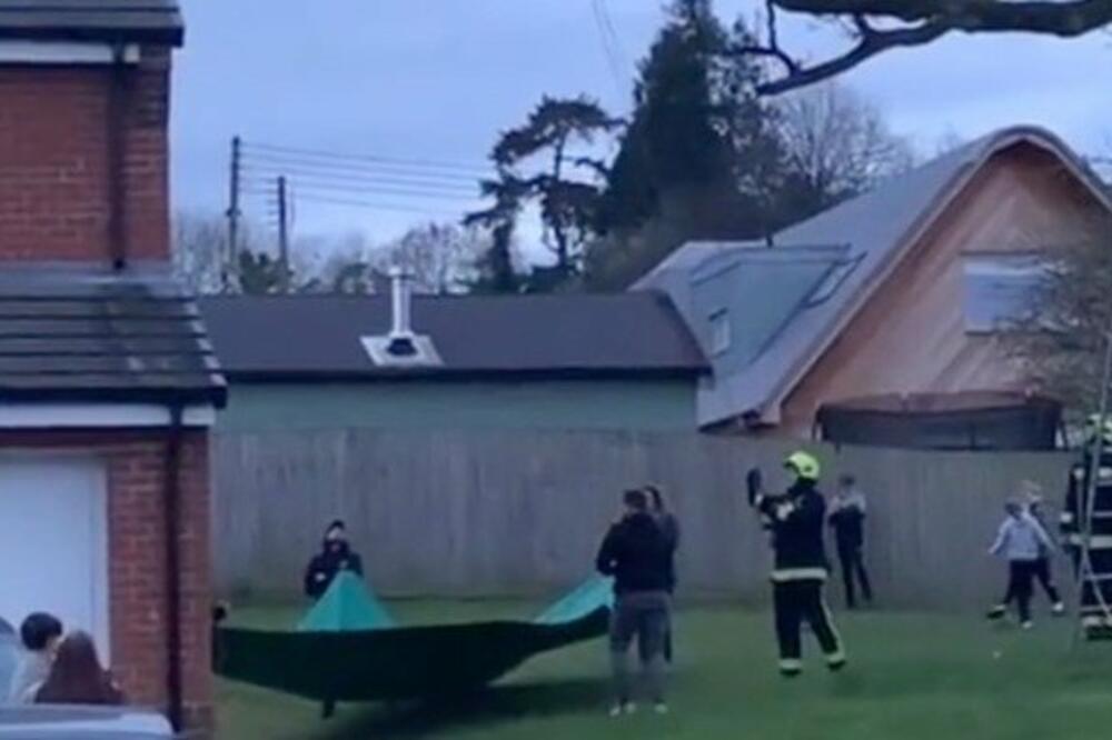 VATROGASCI OSTALI ZATEČENI MAČKINIM "VRATOLOMIJAMA": Dokaz da definitivno ima 9 ŽIVOTA! (VIDEO)