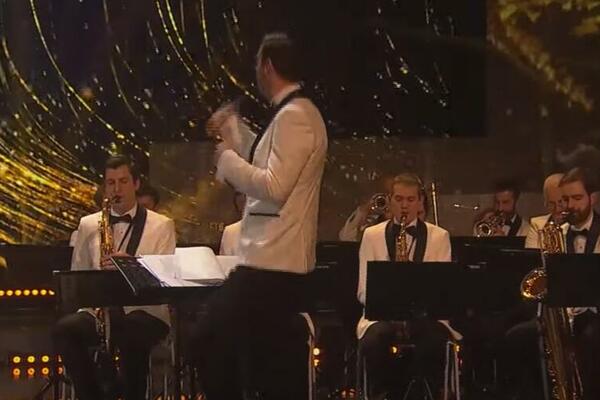 DIRIGENT NA BEOVIZIJI ĆE VAM NATERATI SUZE NA OČI: Skače, igra, peva, SVE RADI samo NE DIRIGUJE! (HIT FOTO)