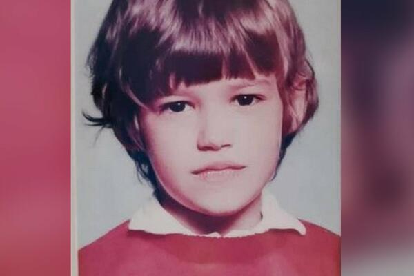 IZGLEDALA KAO DEČAK, A DANAS JE NAJLEPŠA NA ESTRADI: Možete li da PREPOZNATE pevačicu sa slike!?