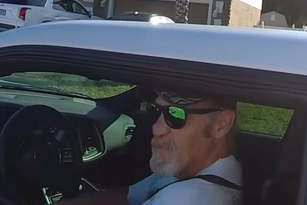 ZBOG PUTINA SE POTPUNO IZBEZUMIO, KAMERA SVE SNIMILA: Amerikanac krenuo da divlja ZBOG PREDSEDNIKA RUSIJE! (VIDEO)