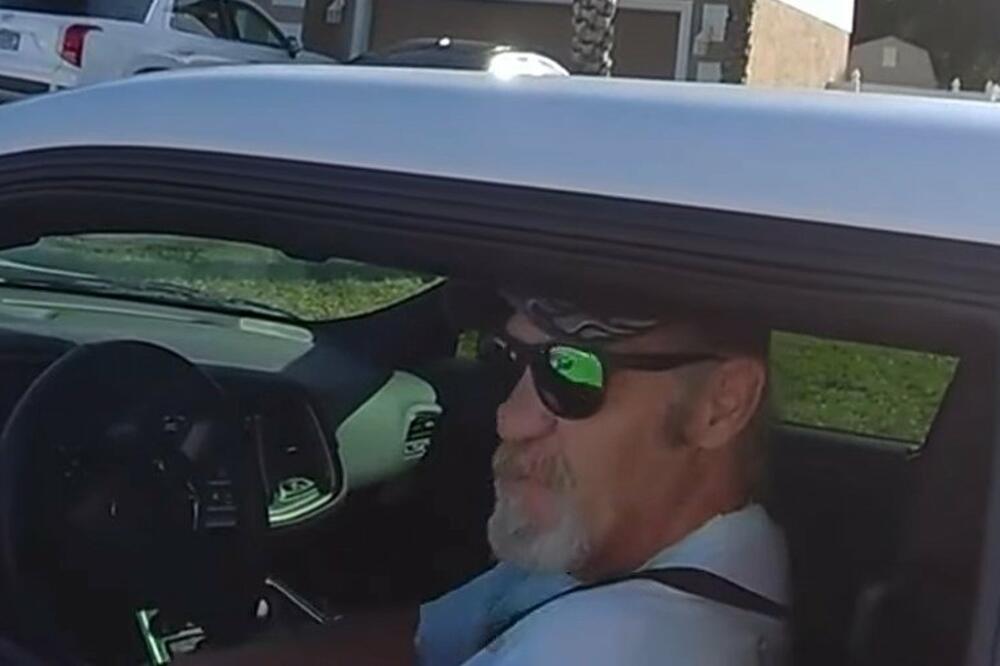 ZBOG PUTINA SE POTPUNO IZBEZUMIO, KAMERA SVE SNIMILA: Amerikanac krenuo da divlja ZBOG PREDSEDNIKA RUSIJE! (VIDEO)