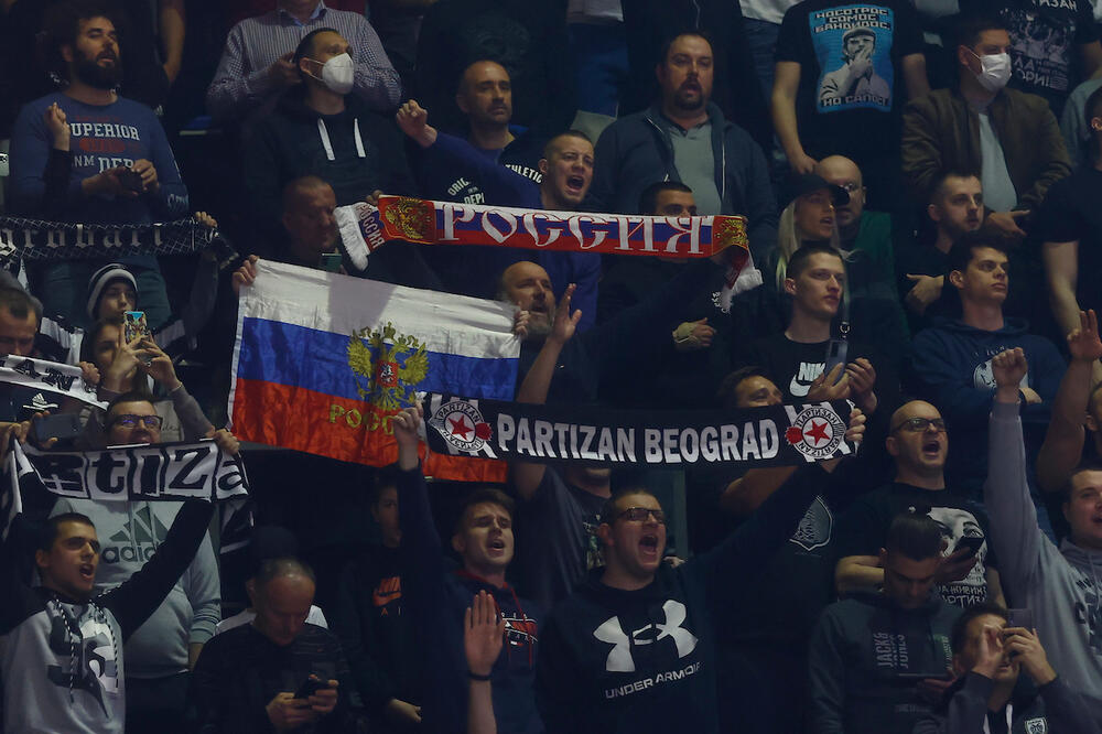 "GROBARI" POSLALI PORUKU S TRIBINA: Navijači Partizana se izjasnili i po pitanju RATA u Ukrajini! (FOTO)
