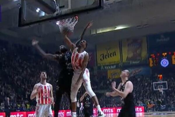 AUUUUU! ŠTA URADI?! MONSTRUOZNO ZAKUCAVANJE HOLINSA! (VIDEO)