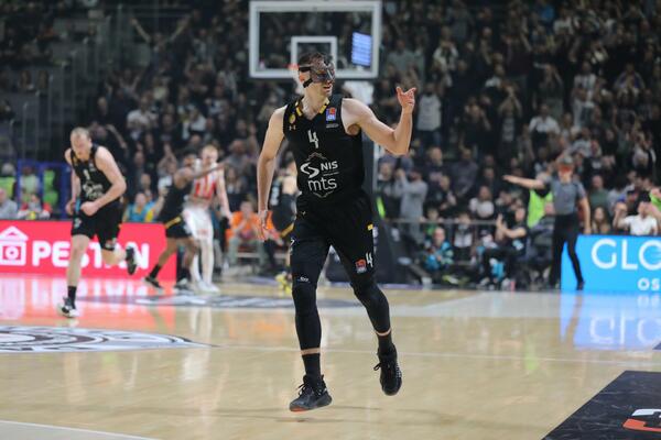 MORAM DA GA OHLADIM, BAŠ JE VRUĆ: Saigrači se šalili sa Partizanovim junakom pobede nad Zvezdom! (VIDEO)