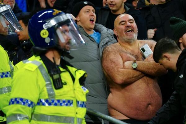 CEO STADION U BOJAMA UKRAJINE, ALI ON JE SVE ZASENIO: Zar je razgolićeni MALJAVI DEBELJKO morao baš u 1. red?! FOTO