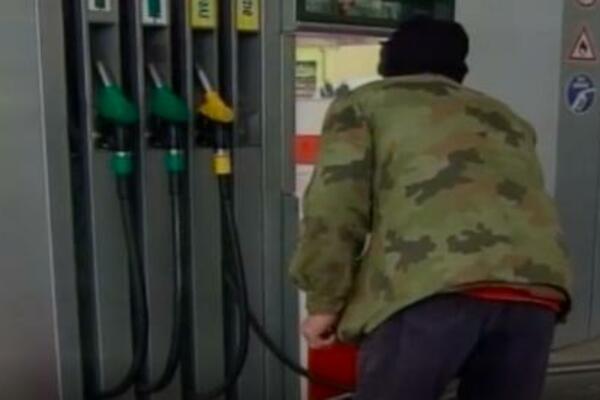 KOLONE VOZILA NA PUMPAMA ŠIROM ŠPANIJE: Dolaze čak i iz Portugala po GORIVO (FOTO)