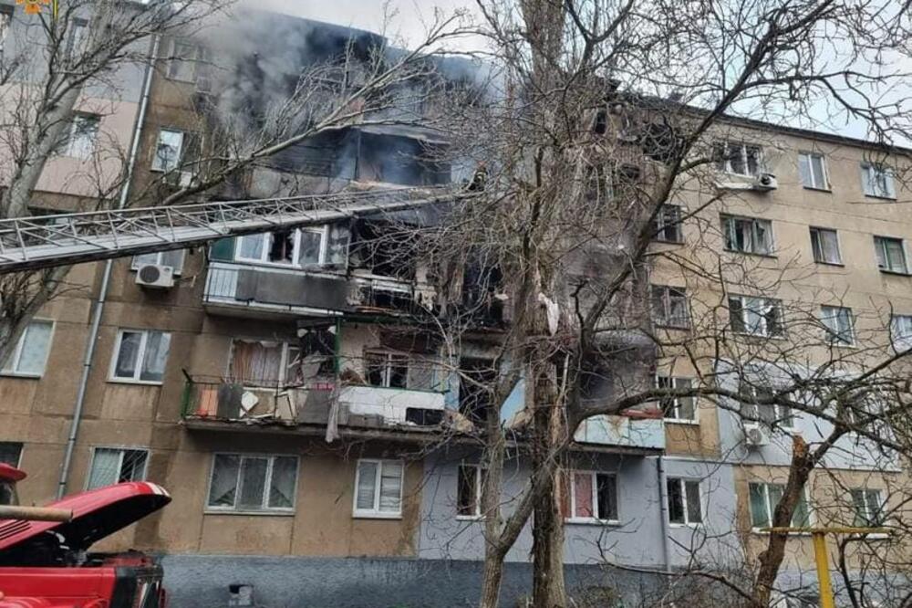 RUSKE TRUPE BOMBARDOVALE NIKOLAJEV: Delovi grada ostali bez struje, POGOĐEN I STAMBENI BLOK (FOTO)