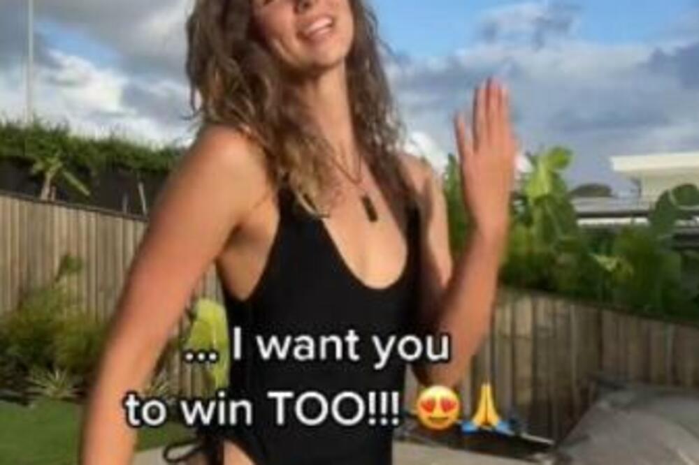 SVUKLA SE U KUPAĆI, A IZMEĐU NOGU IZVIRIO "ŽBUNIĆ": Milioni ljudi gledali u njenu INTIMU, USKO JE I NESVAKIDAŠNJE